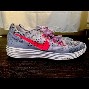 Women’s Nike shoes size 9.5